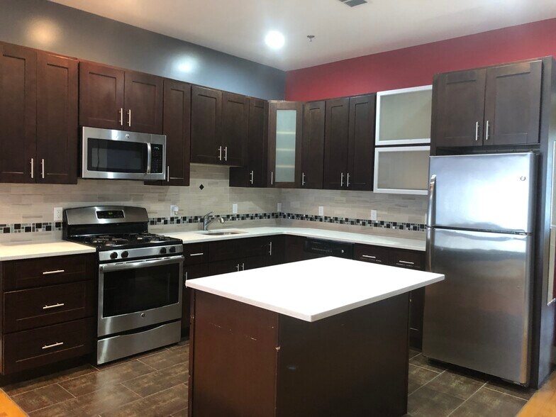 Building Photo - 646 Montgomery St