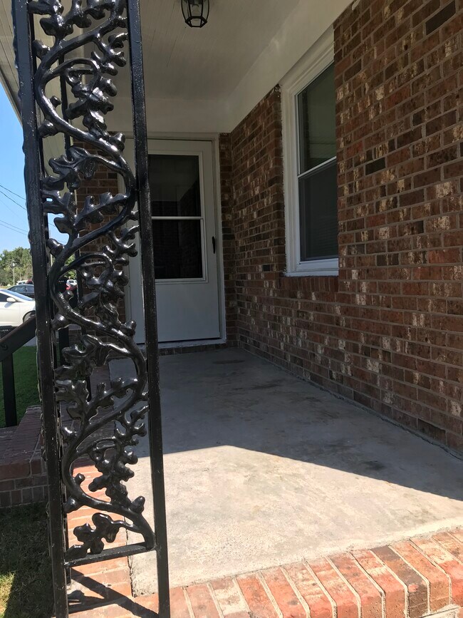 Building Photo - 587 7th St