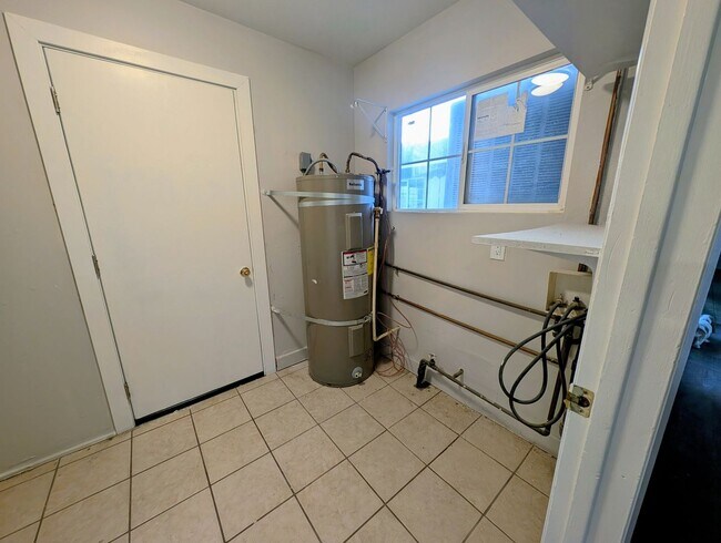 Building Photo - 4-bedroom house with a 2-car garage available in Hawthorne