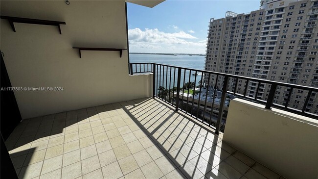 Building Photo - 520 Brickell Key Dr