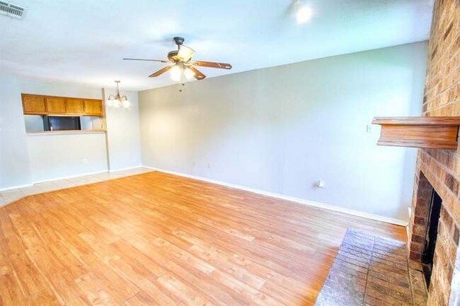 Building Photo - 2402 Summer Pl Dr