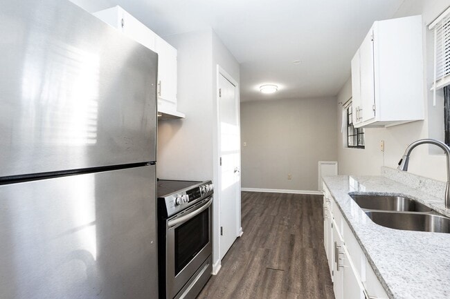 Building Photo - Three Bedroom Home!