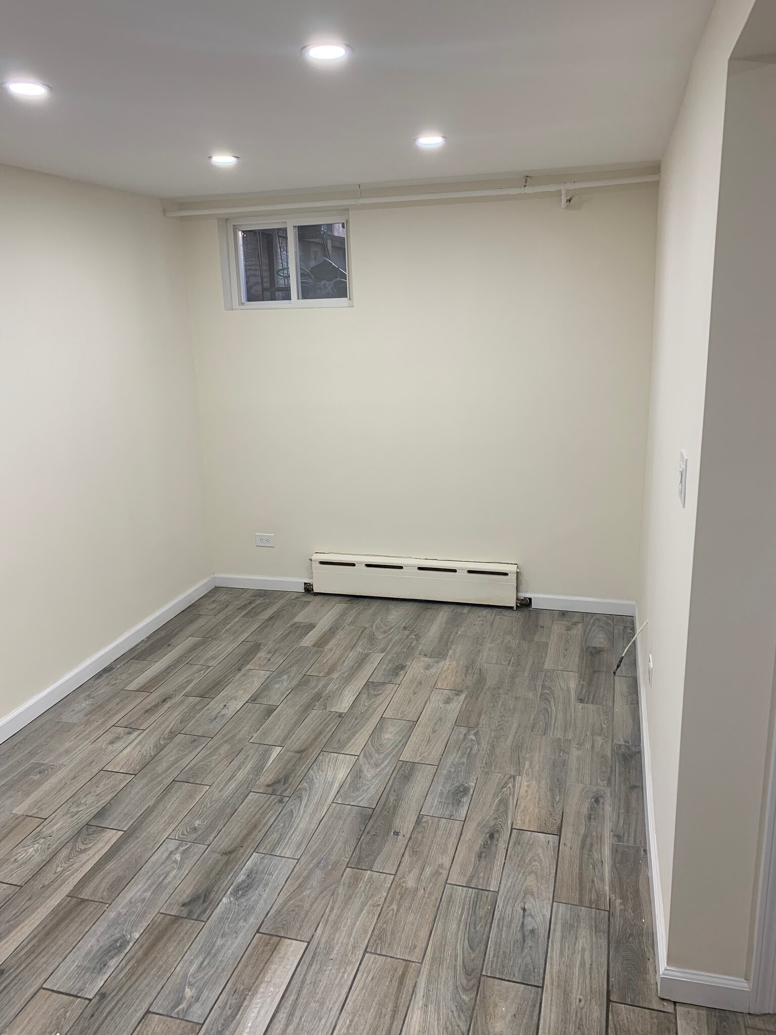 Building Photo - 618 Valley Ave