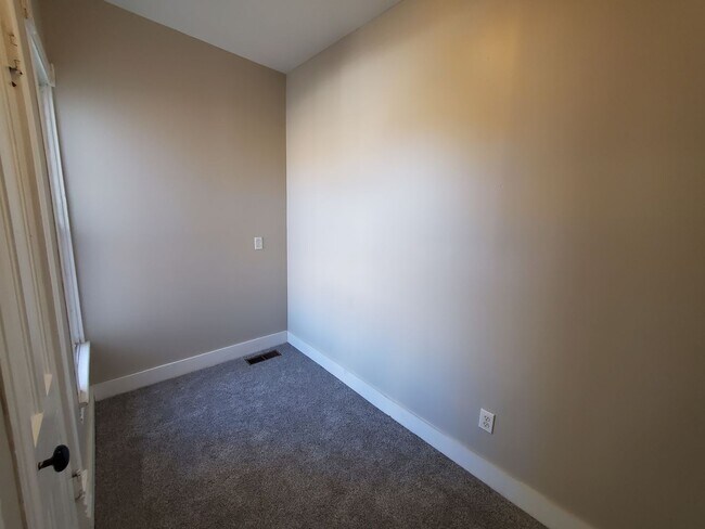 Building Photo - Large 4 Bedroom House in Moline