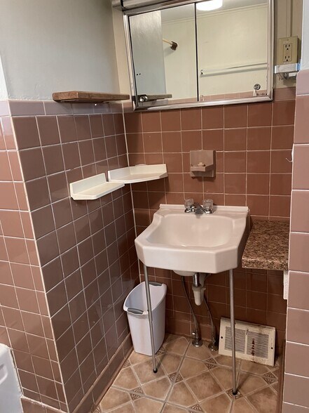 Bathroom - 16 Glenn St