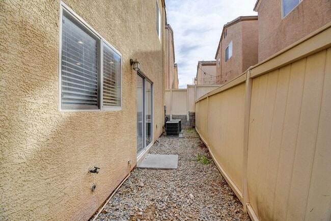 Building Photo - Great home with 4 bedrooms, 2.5 baths. New Floors Paint and Countertops.