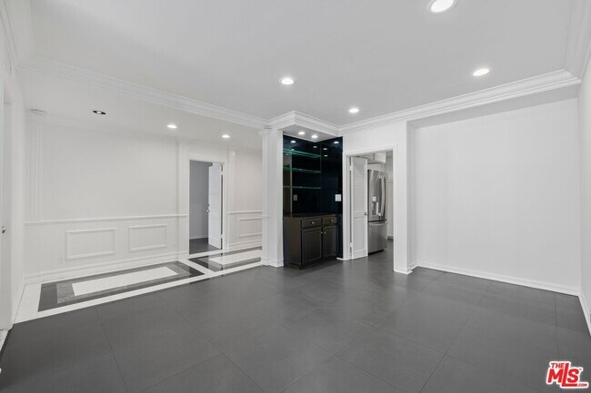 Building Photo - 1100 Alta Loma Rd