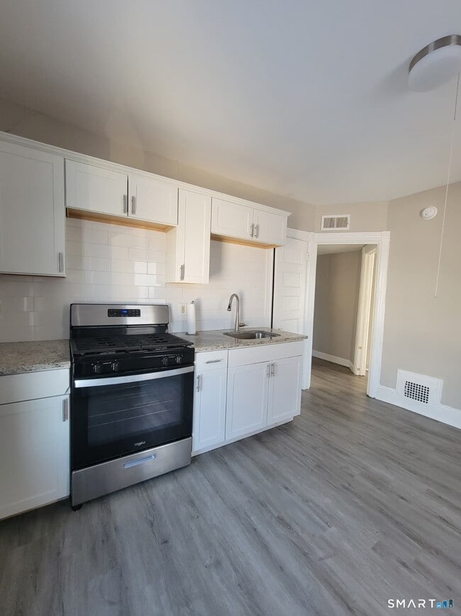 Building Photo - 187 Hart St