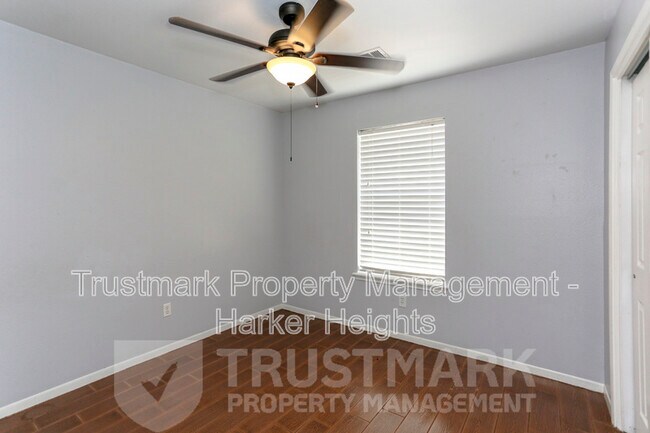Building Photo - 320 Armadillo Ln