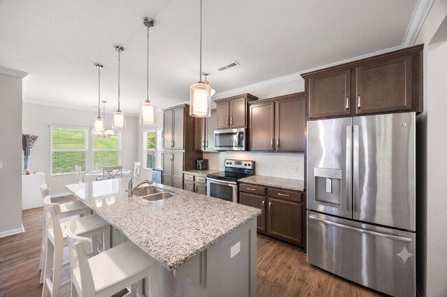 Building Photo - Amenity-Rich neighborhood!