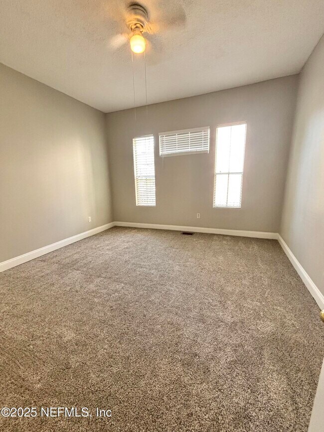 Building Photo - 311 E 6th St