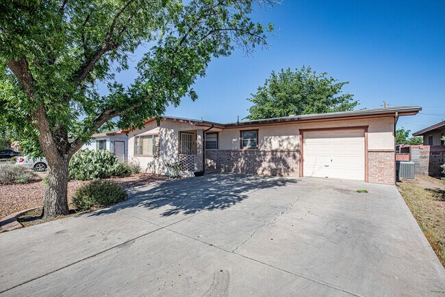 Building Photo - 4 Bedroom 2 Bathroom
