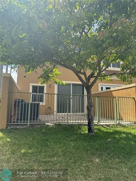 Building Photo - 1005 SW 143rd Ave