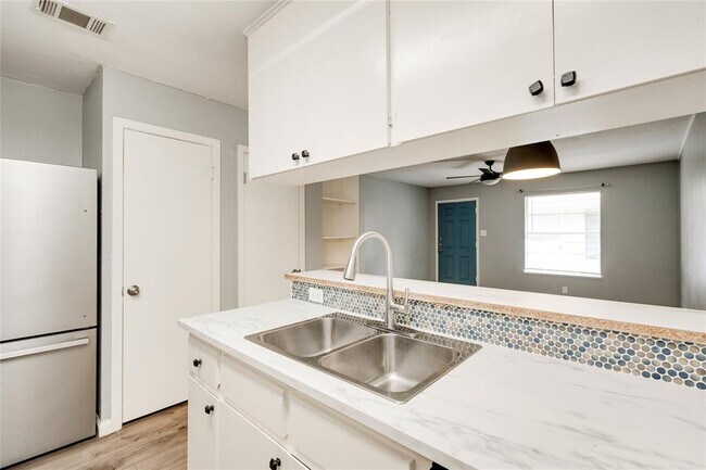 Building Photo - 838 N Meadows Dr