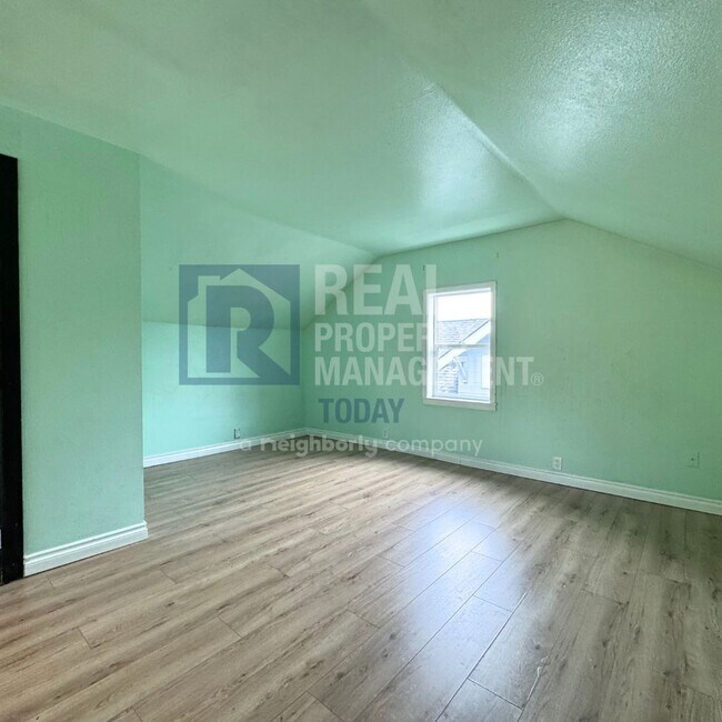 Building Photo - Sweet 3 bedroom and 2 bath + 3 car garage ...