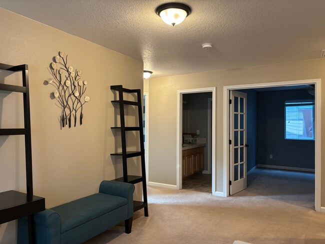 Building Photo - Beautiful 2 Story home in the Desirable Oa...