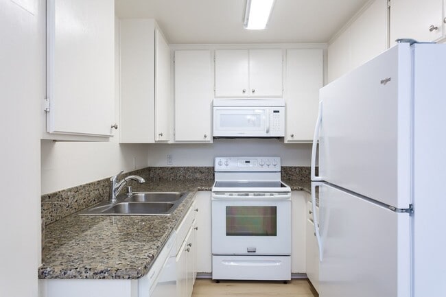 Building Photo - Second Floor Condo at the Regency Villas Community