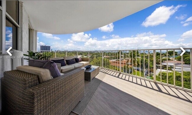 Building Photo - 1555 N Treasure Dr