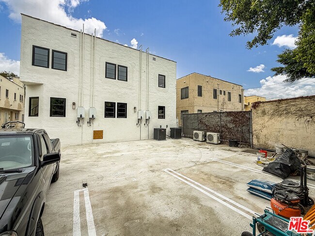 Building Photo - 150 N Arnaz Dr