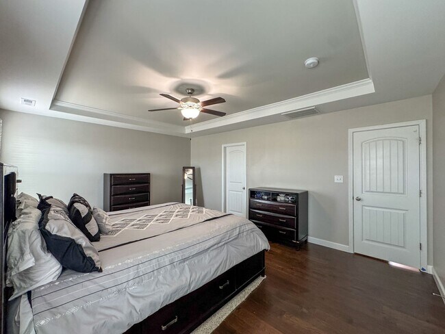 Building Photo - Gorgeous 4 Bed 2.5 Bath Home with Fenced Backyard