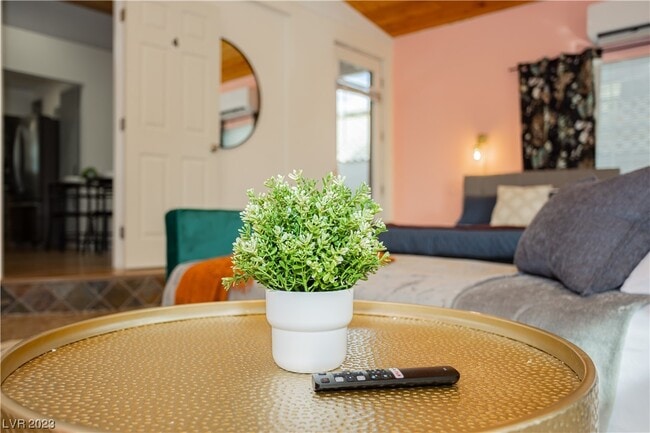 Building Photo - 2205 Santa Paula Dr