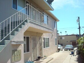 Building Photo - Available March 1st--3 bedroom 1 bath apartment walking distance to USD campus