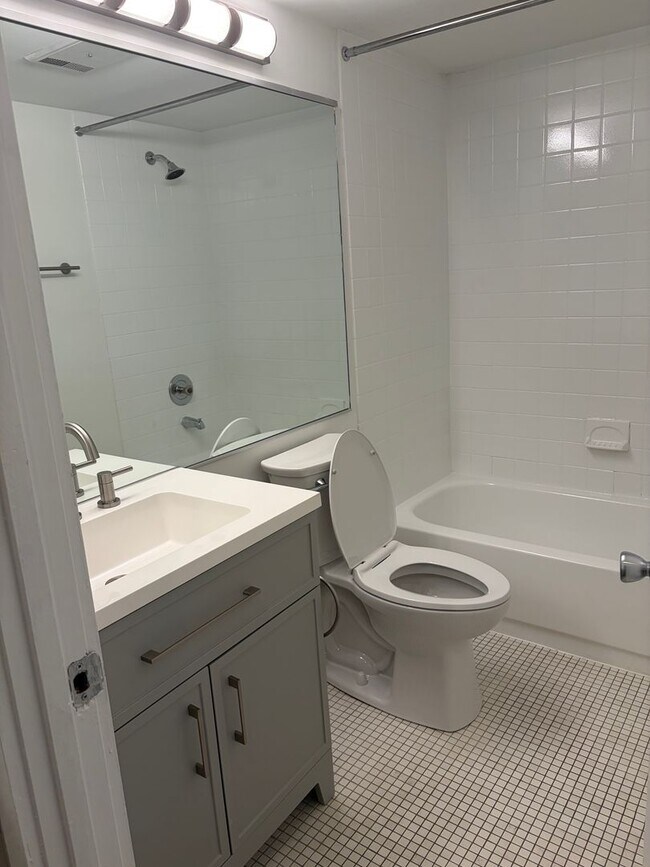 Building Photo - Welcome to Urban Elegance in the Heart of ...