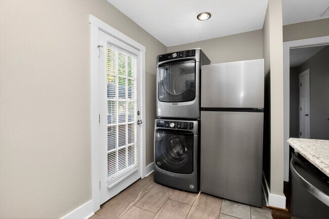 Building Photo - Beautiful 2 Bedroom Belmont Bungalow