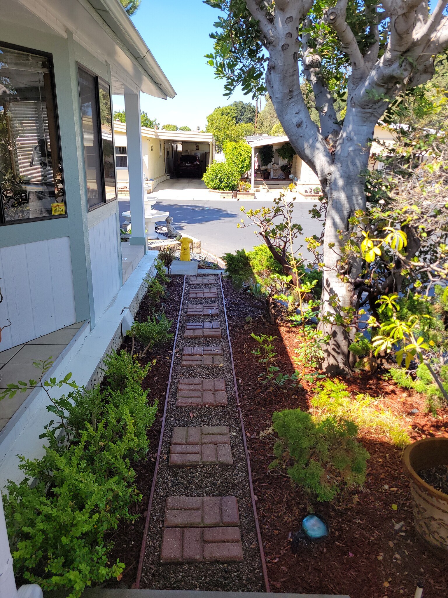 Side walkway to back patio - 18 Tahquitz Ct