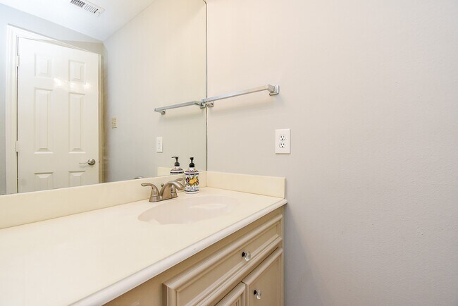 Building Photo - 1002 Meadowlark Ln