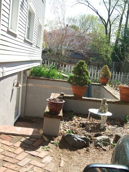 Steps to studio and private grotto - 40 Sumner St