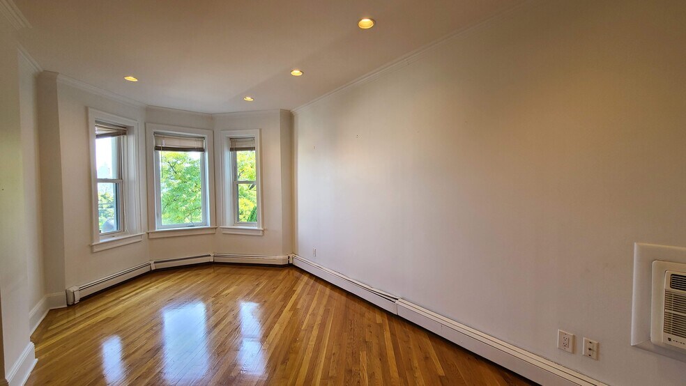 Building Photo - 955 Boulevard E