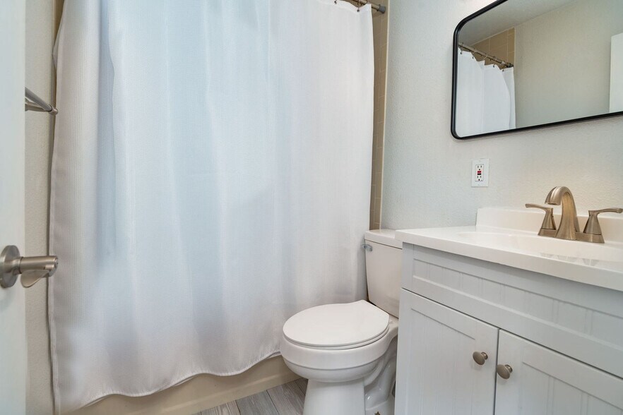 Building Photo - 900 E Hopkins Ave