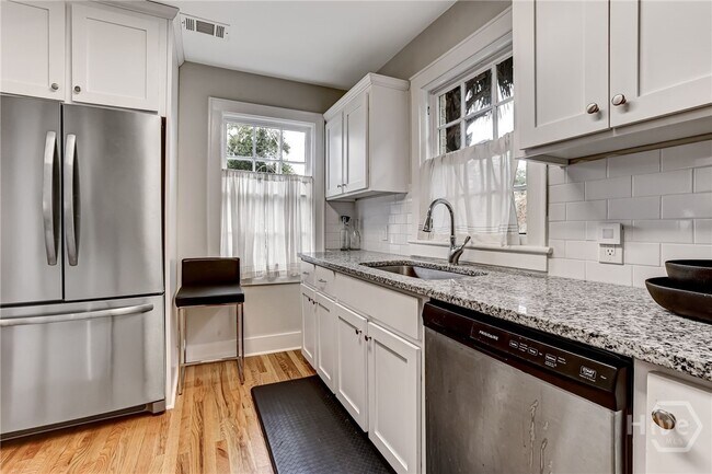 Building Photo - 725 E 53rd St