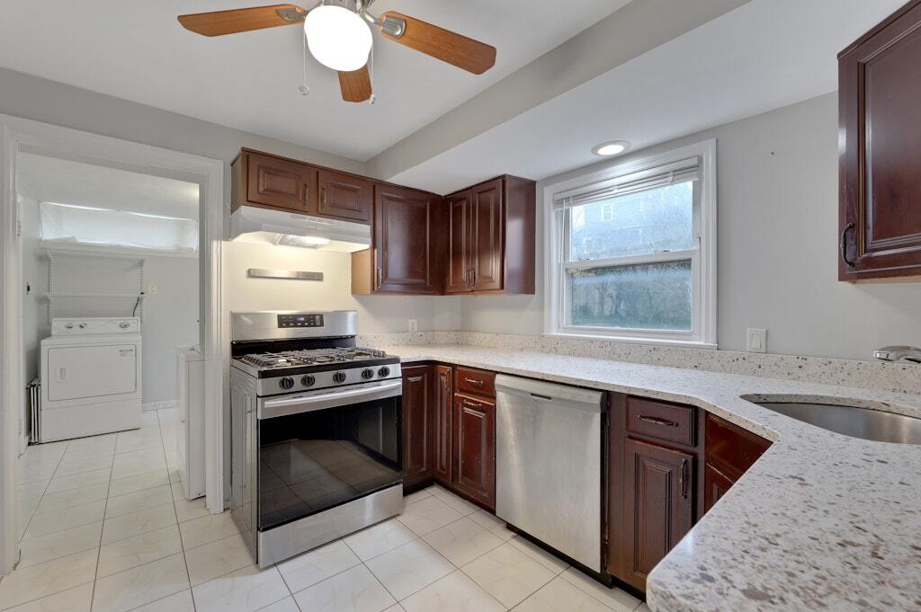 Building Photo - 95 Grove St