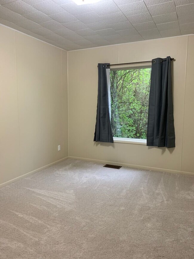 Building Photo - 2 bedroom 1 bath house located in Mullan, ...