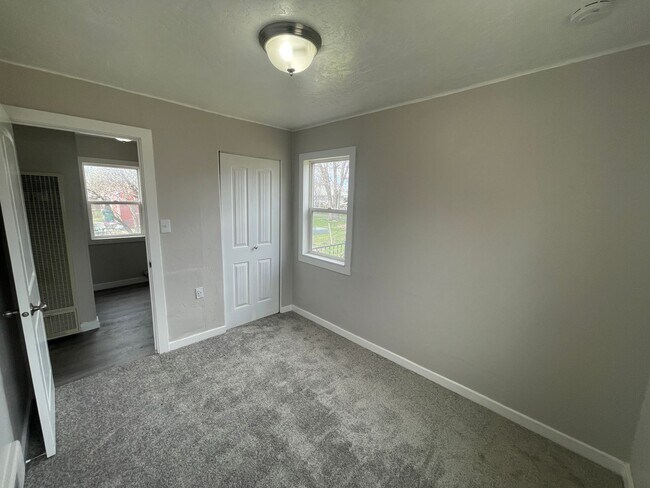 Building Photo - Cozy 2-Bedroom with Modern Updates