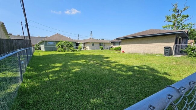 Building Photo - 8103 Royalwood Dr