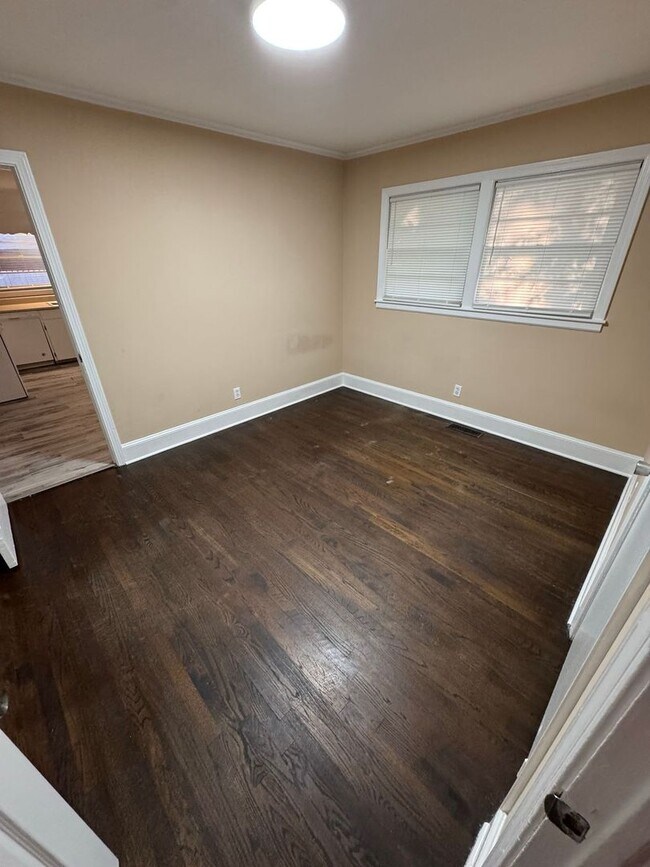 Building Photo - 1042 Westover Cir