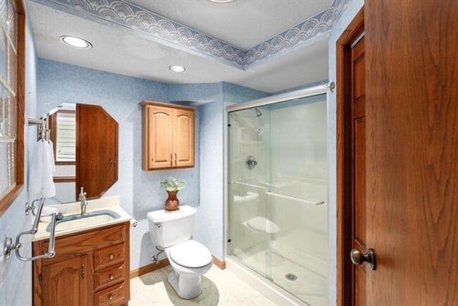 Building Photo - Spacious home near 55th st. S. and Broadway