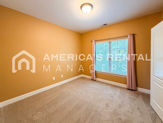 Building Photo - 584 Woodland Ridge Rd