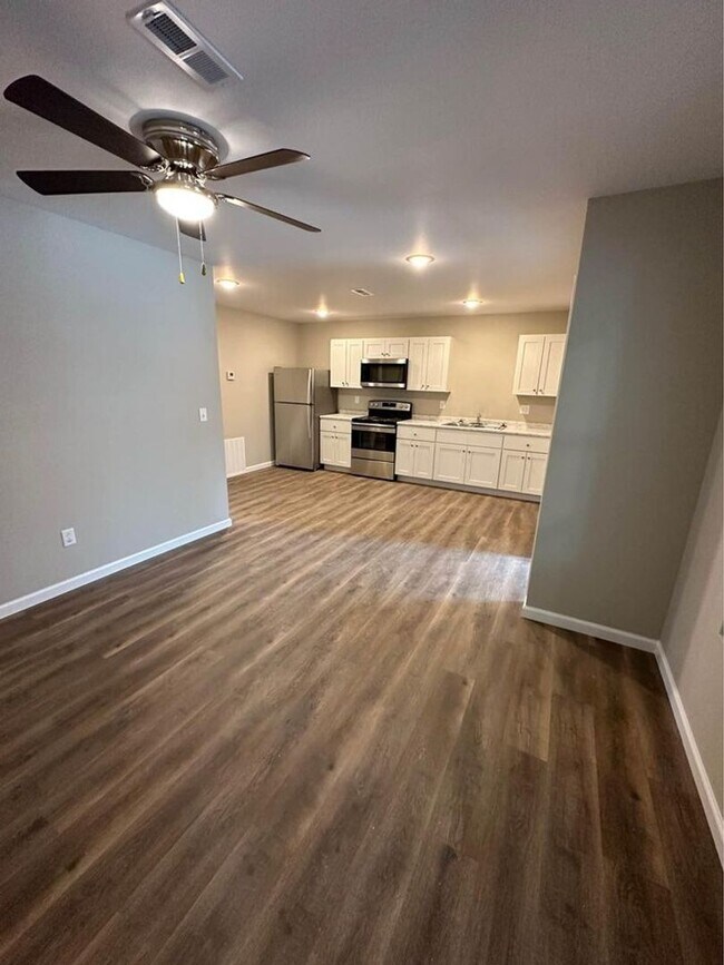 Building Photo - 2 Bedroom, 1 Bath apartment