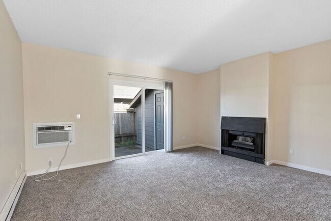 Building Photo - 2 Bedroom townhome with Washer and Dryer INSIDE!