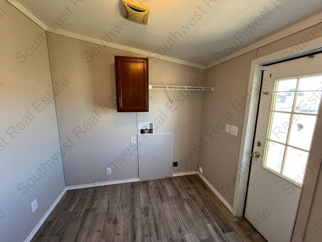 Building Photo - Spacious 3 bedrooms 2 baths home- Storage ...
