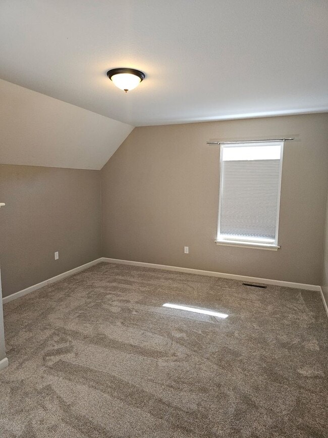 Building Photo - 3 Bedroom 2.5 Bathroom Home