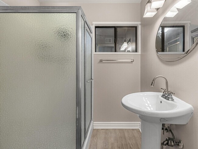 Building Photo - 6724 N 58th Pl