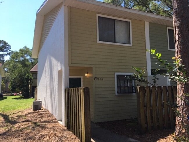 Building Photo - 2 Bedroom/1.5 Bath Townhouse in Mill Run