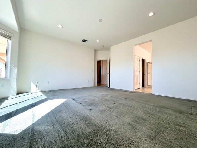 Building Photo - Single story 55+ community on golf course