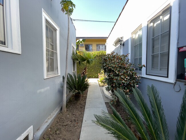 Building Photo - 1020 N Kingsley Dr