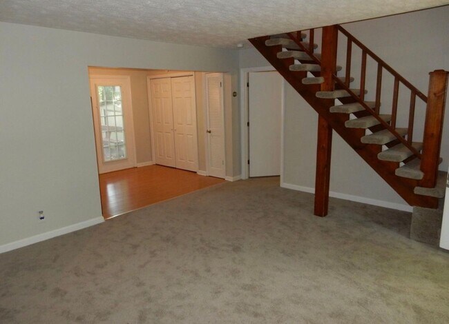 Building Photo - 500 Debbie Dr